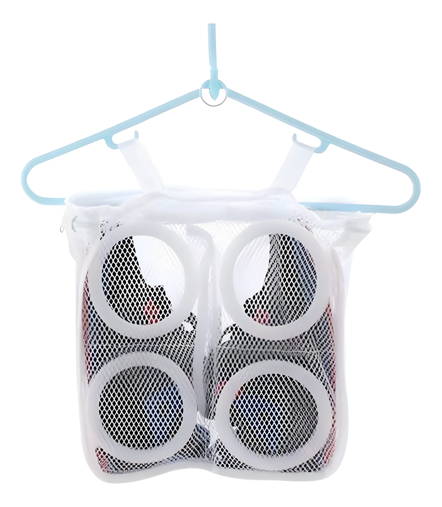 Bolsa de malla para lavar 2 pares de zapatos colgando en un perchero.