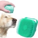 Cepillo masajeador para perros con shampoo, para un baño relajante.