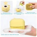 Cepillo masajeador para mascotas con dispensador de shampoo, amarillo, creando espuma en mano.