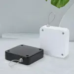 Cierrapuertas automático multifuncional negro y blanco con cable metálico, ideal para hogares.