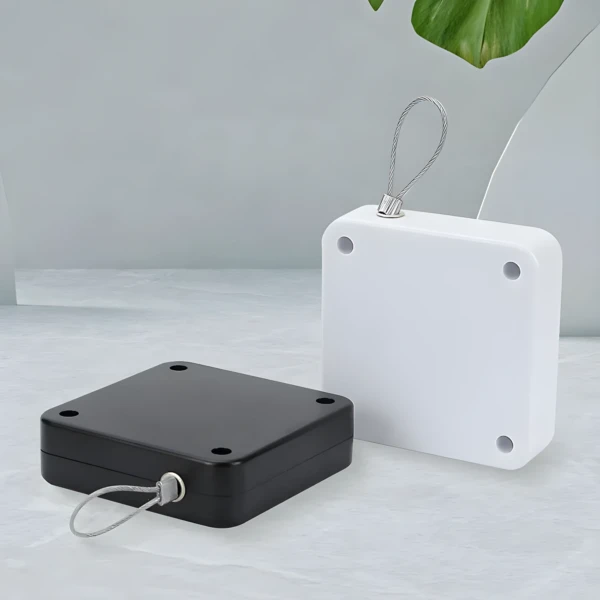 Cierrapuertas automático multifuncional negro y blanco con cable metálico, ideal para hogares.