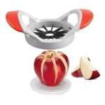 Cortador descorazonador de manzanas en forma de mariposa con rodajas listas para comer.