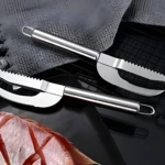 Set de 2 cuchillos para pescado con mango de acero inoxidable y hoja dentada.
