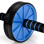Rueda abdominal doble azul con mangos acolchados negros y tapete para ejercicio.