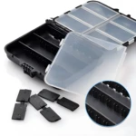 Estuche organizador plástico de pesca con compartimentos para anzuelos y señuelos.