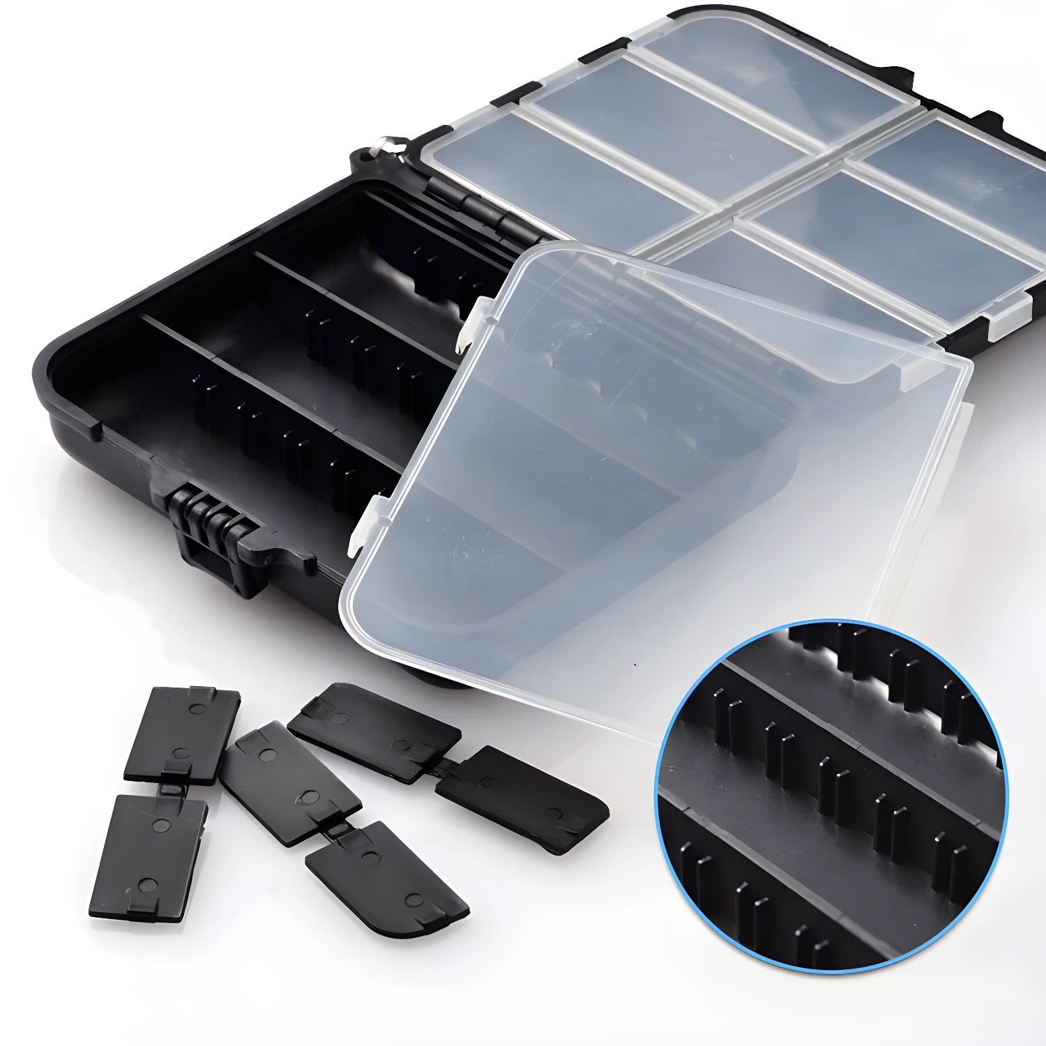 Estuche organizador plástico de pesca con compartimentos para anzuelos y señuelos.