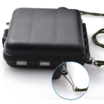 Estuche plástico rígido para anzuelos y señuelos de pesca, con mosquetón y cuerda.