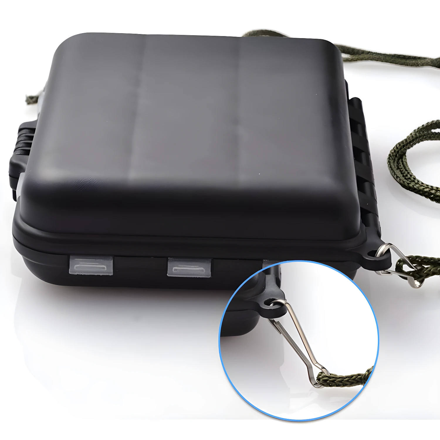 Estuche plástico rígido para anzuelos y señuelos de pesca, con mosquetón y cuerda.