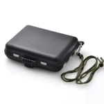 Estuche rígido negro para anzuelos, señuelos y accesorios de pesca con cordón.