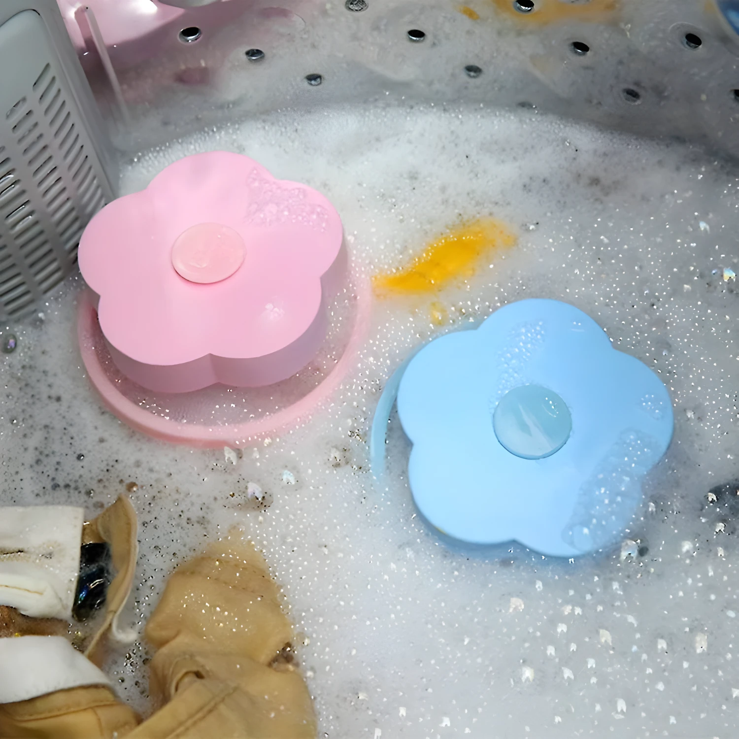 Set de 4 filtros atrapa motas florales para lavadora en acción, con jabón y ropa.