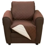 Funda protectora de sofá de 1 puesto color café, reversible y acolchada para mayor comodidad y estilo.