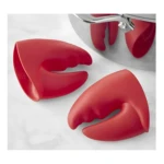 Guantes antiquemadura de silicona roja para agarrar asas de ollas calientes.