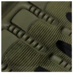 Guantes tácticos Mechanix medio dedo verde oliva con textura antideslizante.