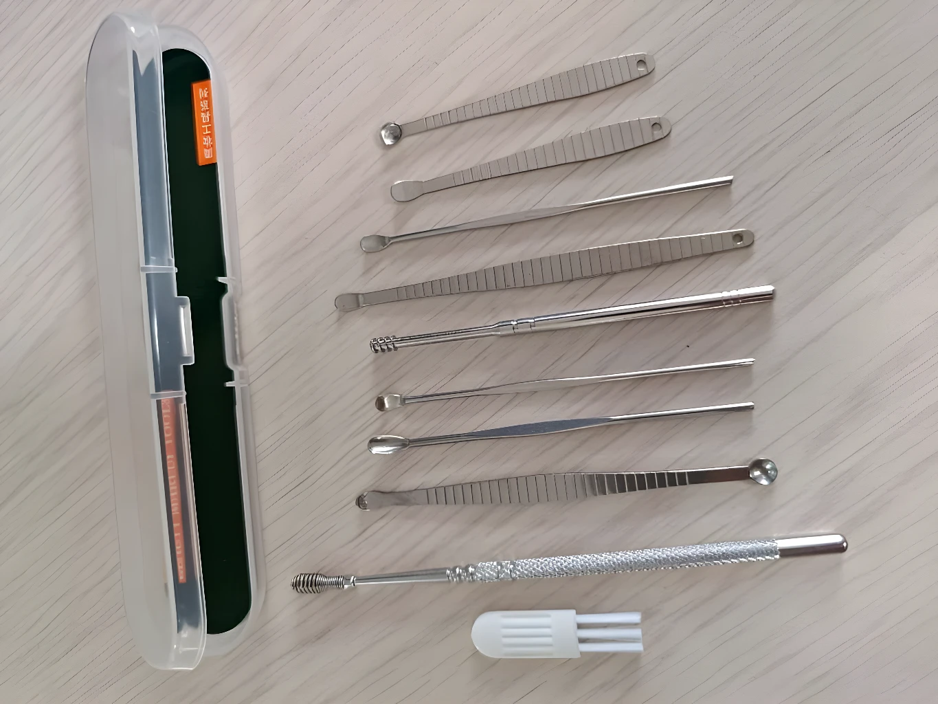 Kit de 10 piezas para limpieza de oídos, extractores metálicos y estuche.