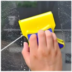 Limpia vidrios magnético amarillo y azul en acción, eliminando burbujas de jabón.