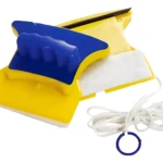 Limpiador magnético de vidrio doble cara amarillo y azul con cuerda de seguridad.