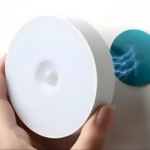 Luz LED inalámbrica para armario, portátil y con sensor de movimiento, se adhiere fácilmente.