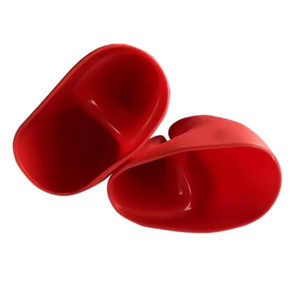 Guantes antiquemadura de silicona rojos con diseño para dedos, ideal para manipular alimentos calientes.