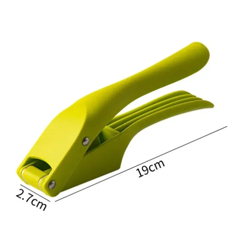 Picador triturador de ajo verde de 19 cm con medidas de 2.7 cm, vista lateral.