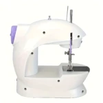 Máquina de coser Sewing Machine 4En1 blanca con detalles morados, vista lateral de aguja y prensa-tela.