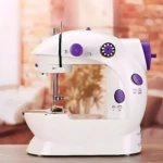 Máquina de coser 4 en 1 blanca con detalles en púrpura, ideal para proyectos caseros.