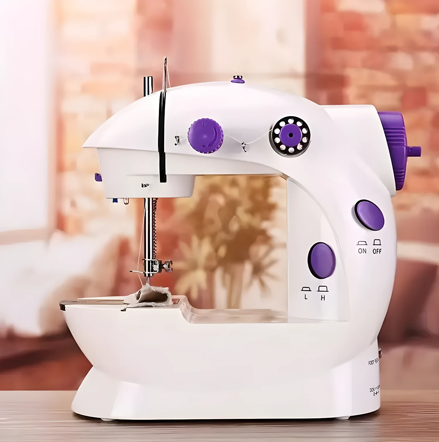 Máquina de coser 4 en 1 blanca con detalles en púrpura, ideal para proyectos caseros.