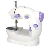 Máquina de coser Sewing Machine 4En1 blanca con detalles violeta, frontal de perfil.