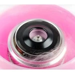 Máquina portátil para hacer algodón de azúcar rosa en primer plano, con azúcar hilada visible.