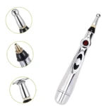 Masajeador electrónico tipo bolígrafo plateado con pantalla digital y diferentes cabezales.