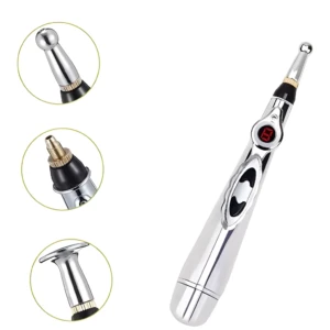 Masajeador electrónico tipo bolígrafo plateado con pantalla digital y diferentes cabezales.