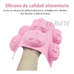 Molde de silicona rosa con flores para velas o repostería, flexible y fácil de limpiar.