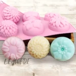 Moldes de silicona con flores para velas y repostería, color rosa, crema y azul.