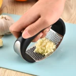 Picador de ajos ergonómico de acero inoxidable procesa ajo picado finamente.