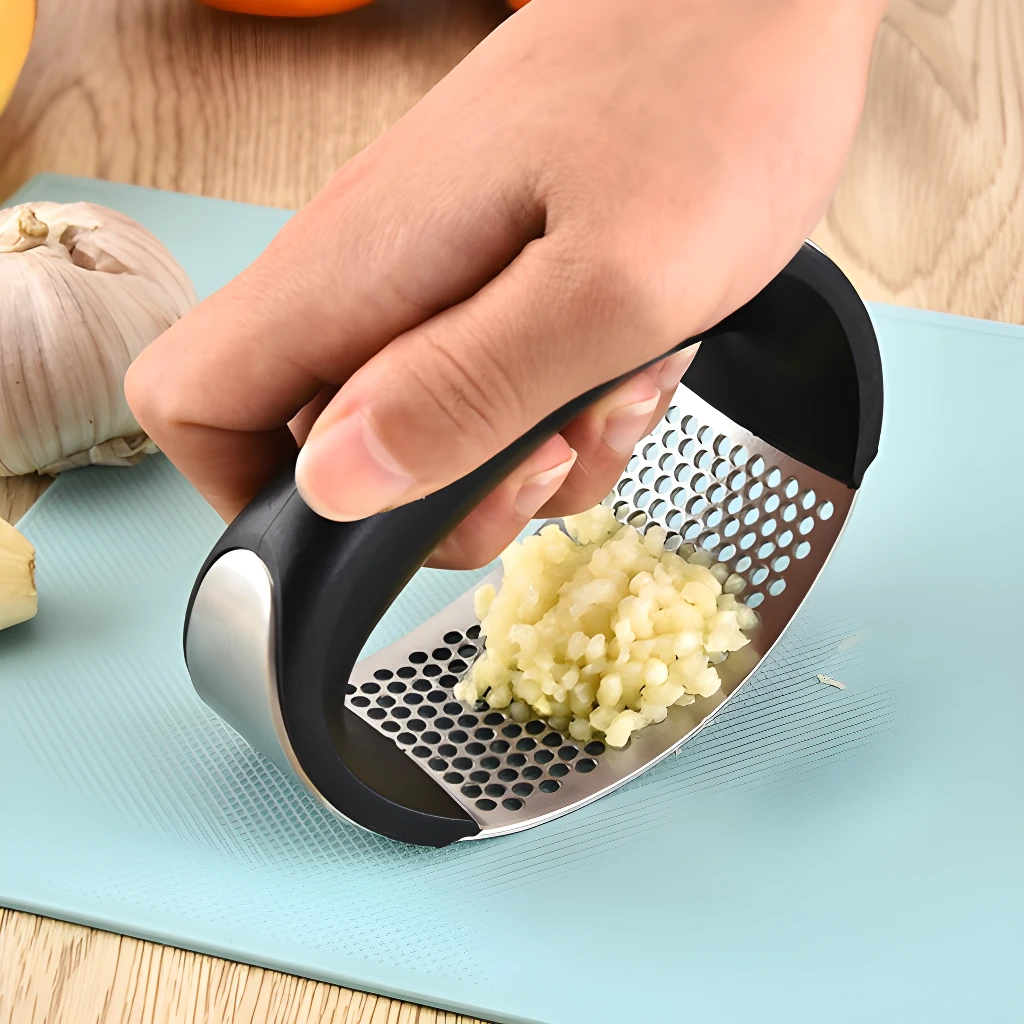 Picador de ajos ergonómico de acero inoxidable procesa ajo picado finamente.