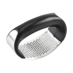 Picador de ajos ergonómico de acero inoxidable, diseño curvo y moderno.