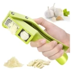 Picador de ajo verde en mano, triturando ajos frescos para cocinar.