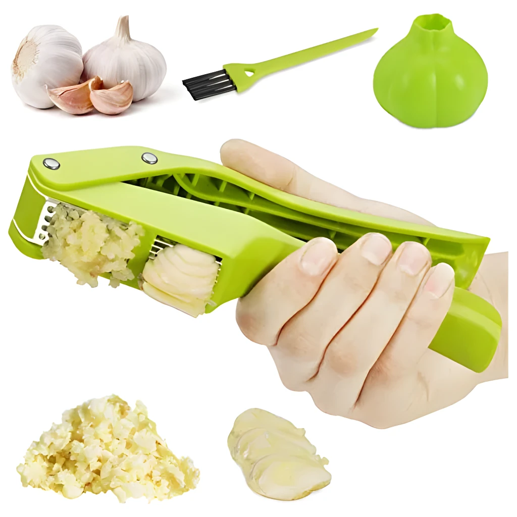 Picador triturador de ajo verde en mano, con ajos y rallados.