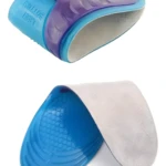 Plantillas de silicona azules y moradas para el pie izquierdo con diseño ergonómico y suela de gel.