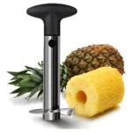 Cortador de piña en rodajas con mango negro y acero inoxidable, muestra piña entera y pelada.