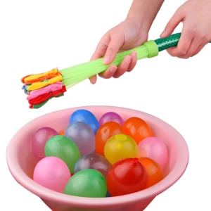 Set x2 recargador Magic Balloons llenando globos de agua en tina rosa.