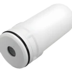 Filtro purificador de agua de repuesto con malla metálica visible en un extremo.