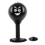 Saco de boxeo de mesa con cara sonriente, ideal para ejercicio y entrenamiento.