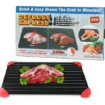 Tabla descongelante para carnes, un corte de res fresco sobre fondo negro con detalles de lechuga y guarnición.