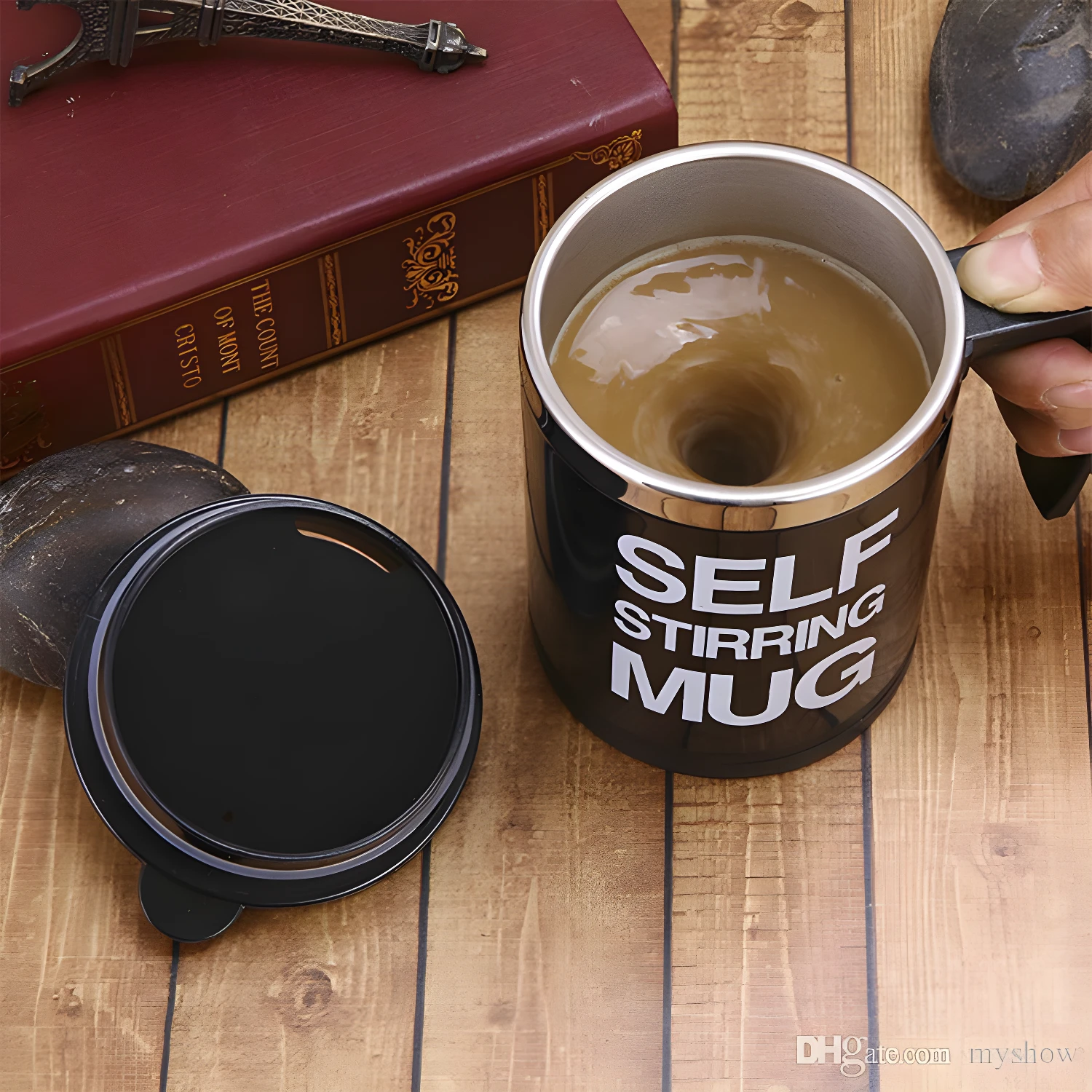 Taza mezclador automático negro removiendo café, ideal para mezclar bebidas sin esfuerzo.