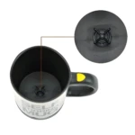 Taza mezcladora automática para café, con batidor interno y botón amarillo.