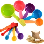 Set de 10 tazas y cucharas medidoras de colores para cocina.