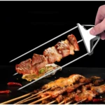 Tenedor BBQ inoxidable para asar carnes y mariscos en parrilla.