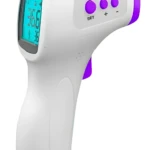 Termómetro infrarrojo digital blanco y púrpura, muestra temperatura corporal en pantalla LED.