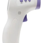 Termómetro infrarrojo digital blanco y morado, con botones y sensor de precisión.
