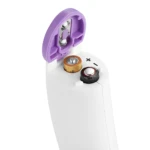 Termómetro blanco con tapa morada abierta, mostrando compartimento de batería con dos pilas.